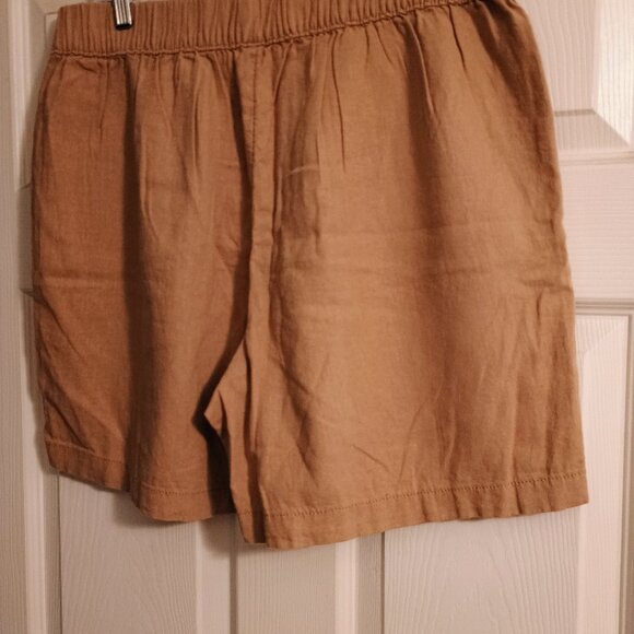 Womens Croft and Barrow Shorts, Tan, Sz M, 16.5", Hi Rise, NWOT - Picture 2 of 4